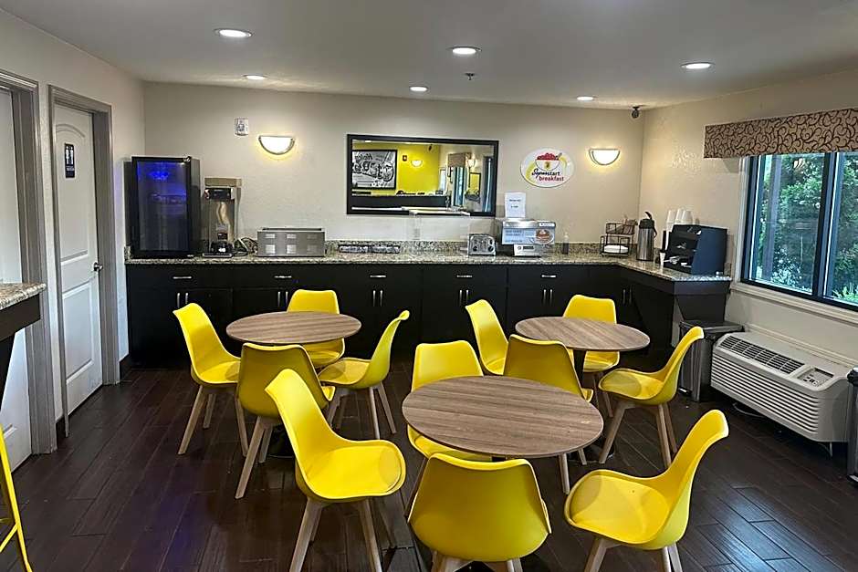 Super 8 by Wyndham Helen