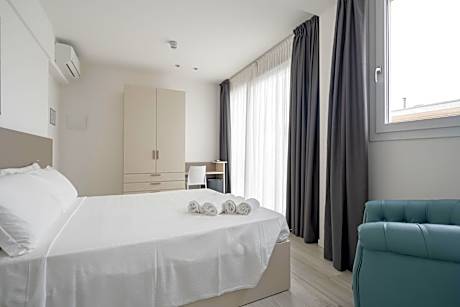 Deluxe Double Room with Side Sea View