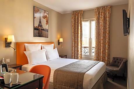 Classic Double Room - Eiffel Tower View