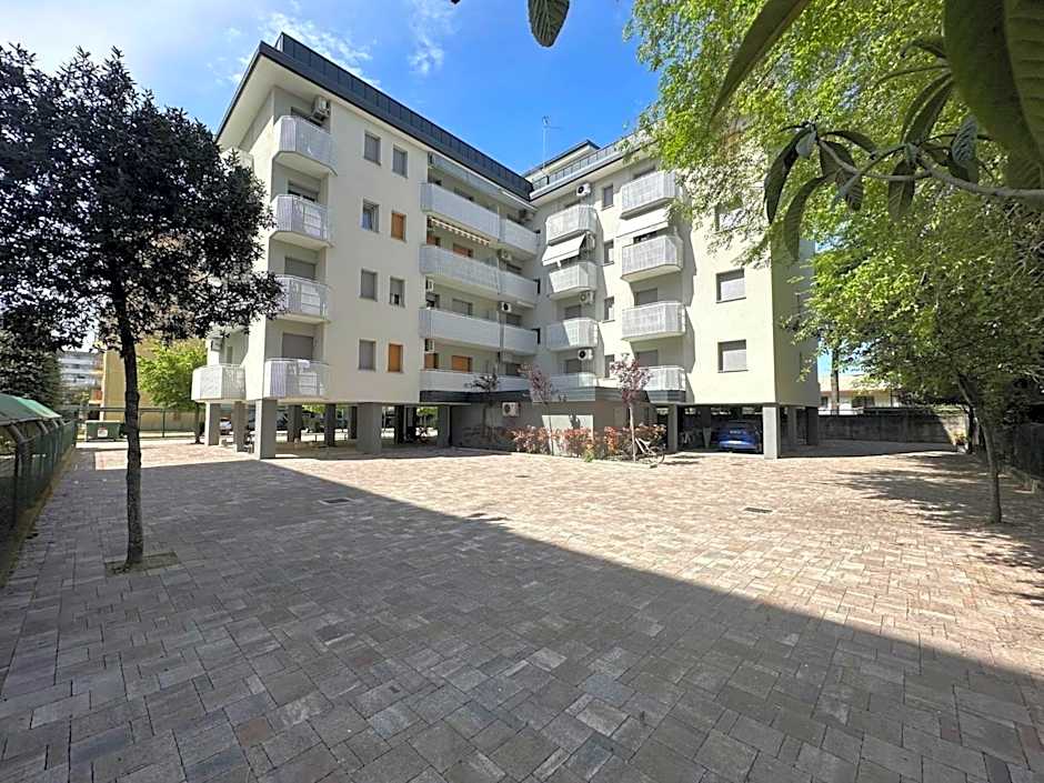 One-bedroom flat with balcony and AC