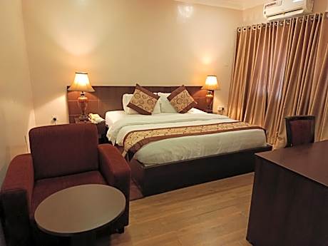 Grand Inn & Suites