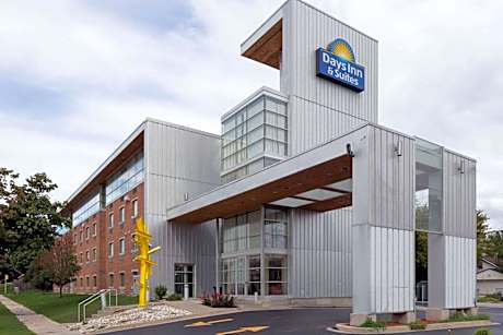 Days Inn & Suites by Wyndham Milwaukee