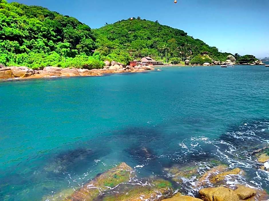 Gênesis Beach Hostel! Quartos compartilhados e privativos na Pinheira