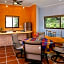 Villa Kiwi. Huge Pool, Steps To Town n Beach. 6 plus BRM 7.5 BTH 3 KCN