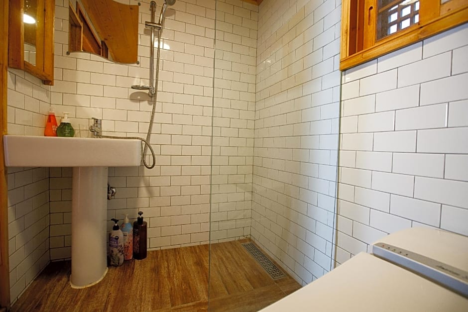 Gaeunchae Hanok Guesthouse Jeonju 2 (Korea Quality)