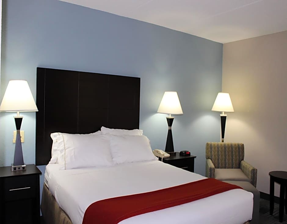 Holiday Inn Express Forsyth By IHG