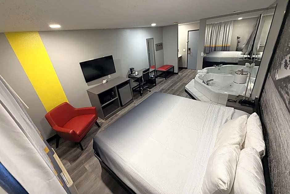 Super 8 by Wyndham Macomb