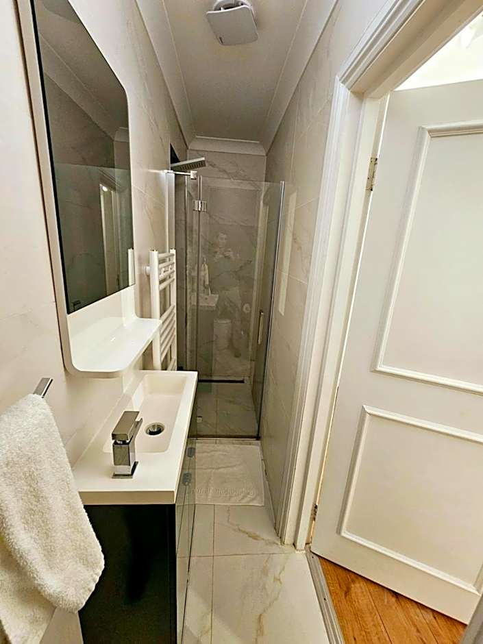 Stunning Hyde Park Home, Ground Floor Maisonette, Duplex, near Tube Metro Stations