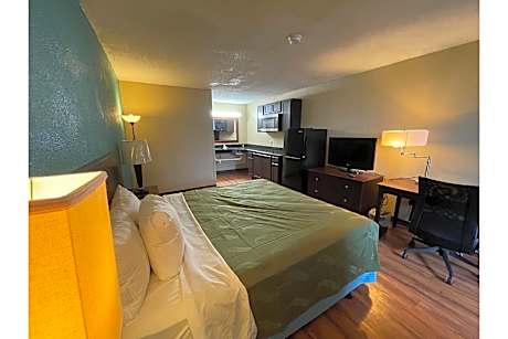 King Bed with Kitchenette Non-Smoking