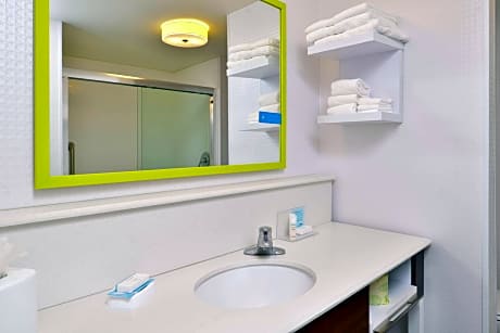 1 King W/Sofabd/Microwv/Fridge Ns