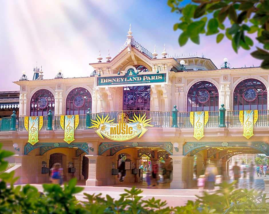 Disney Hotel Cheyenne + Tickets