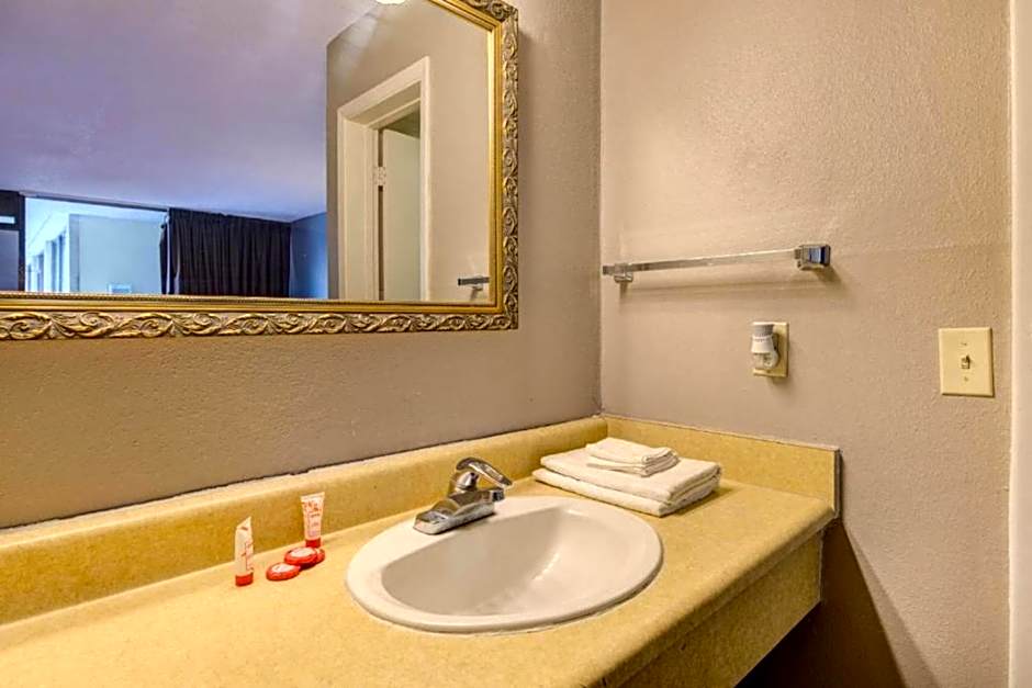 OYO Hotel Douglas GA US-441