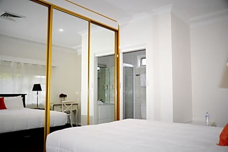 Deluxe Queen Room with Private Bathroom