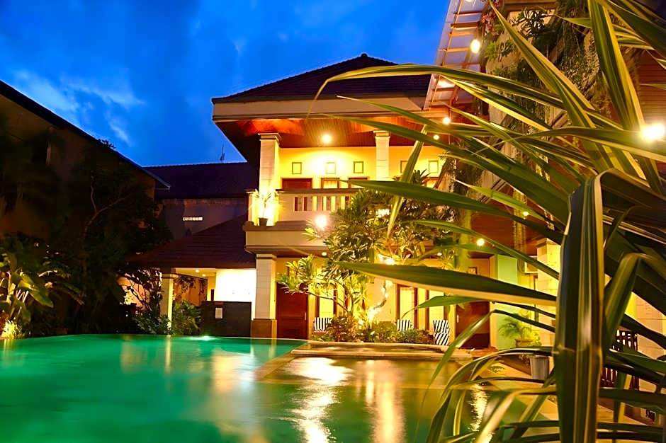 Super OYO Townhouse Oak Maxi Hotel Legian