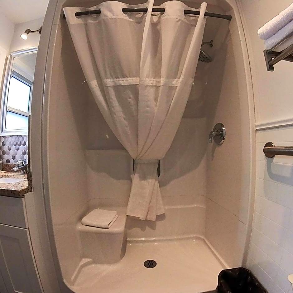 Moonlight Inn & Suites