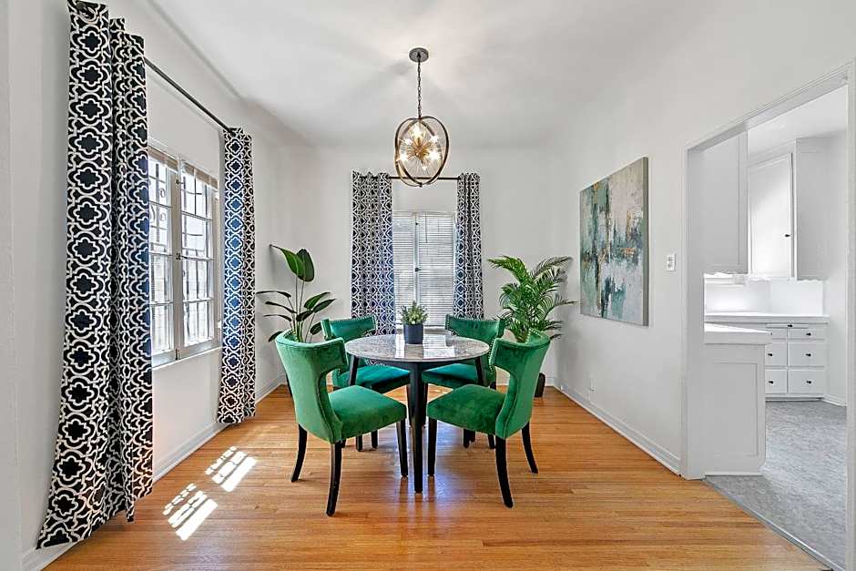 Cozy Retreat near Beverly Hills Parking, Laundry, Parking