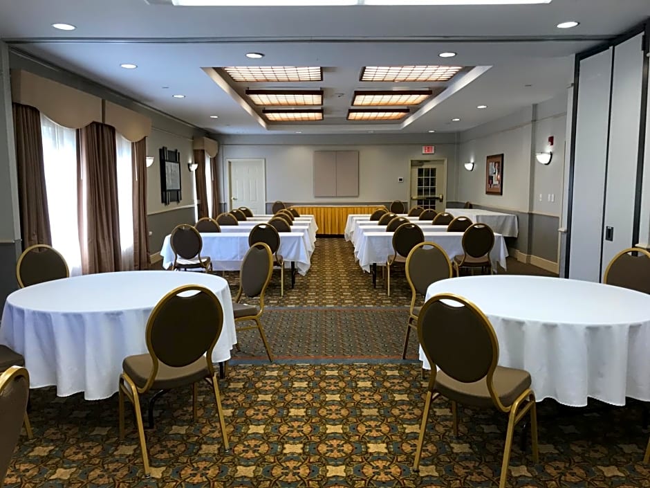 La Quinta Inn & Suites by Wyndham Islip Macarthur Airport