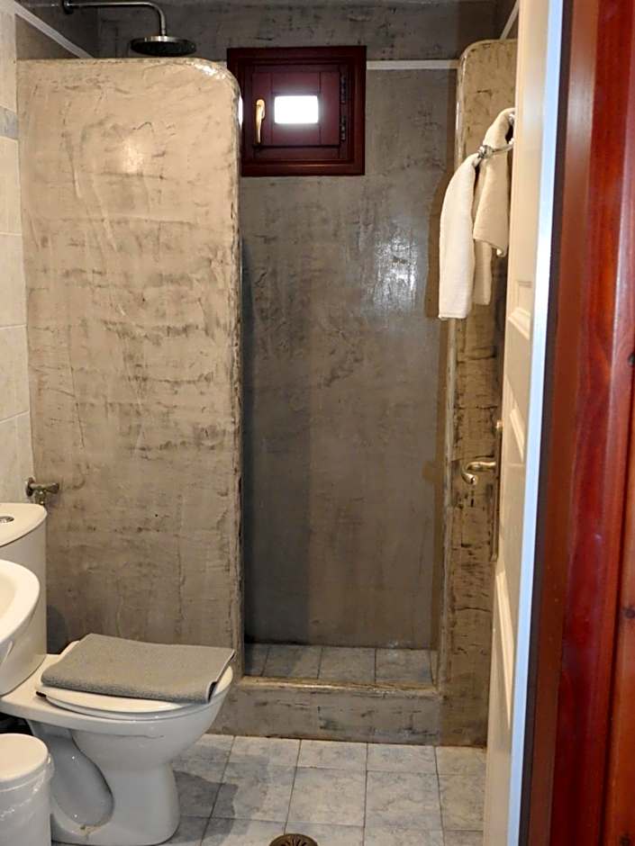 Birds Villa Apartments with Heated Pool - Including Car and Breakfast