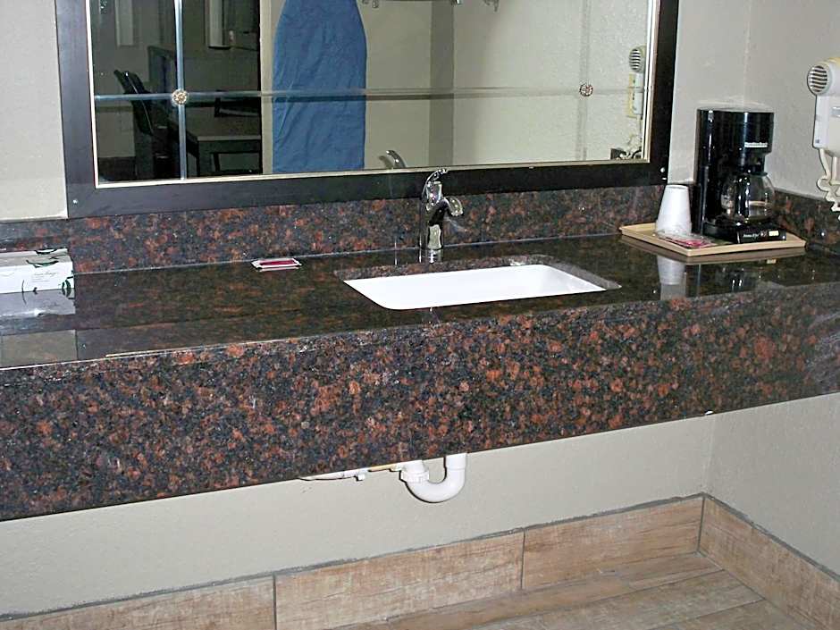 Scottish Inn and Suites Beaumont