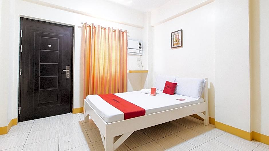 RedDoorz @ Golden Skye Hotel Guagua