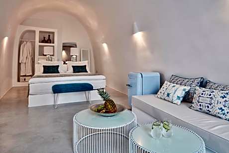 Honeymoon Executive Suite with Hot Tub and Caldera View