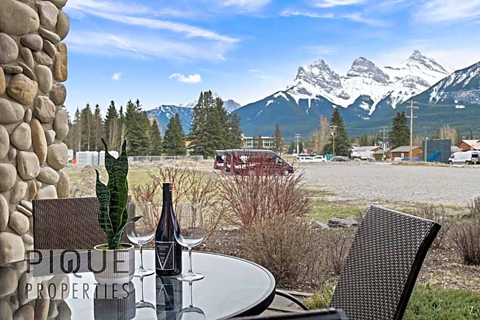 Mountain Haven Retreat, Pool & Hot Tub, UG Parking, Fitness Centre, WiFi!