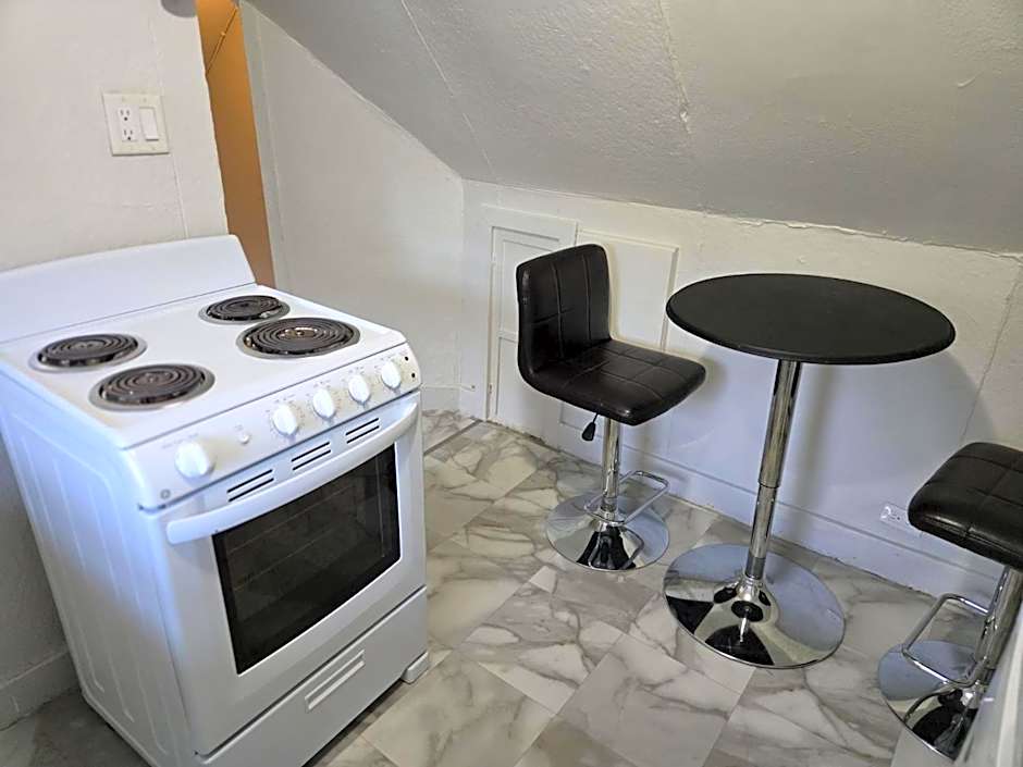 Cozy downtown one bedroom free parking