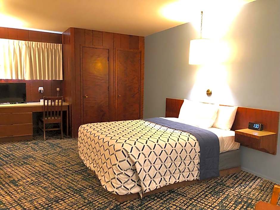 Curly Redwood Lodge