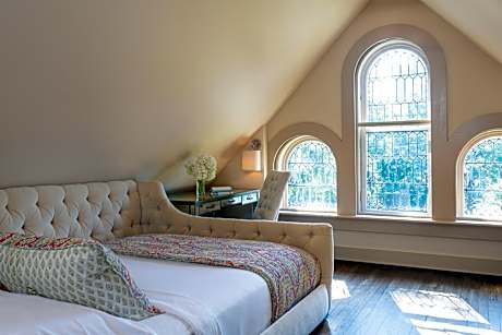Queen Room with City View