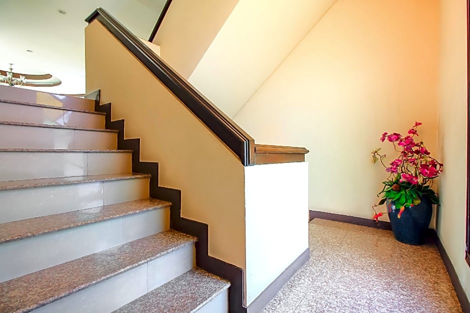 OYO 383 White inn hotel