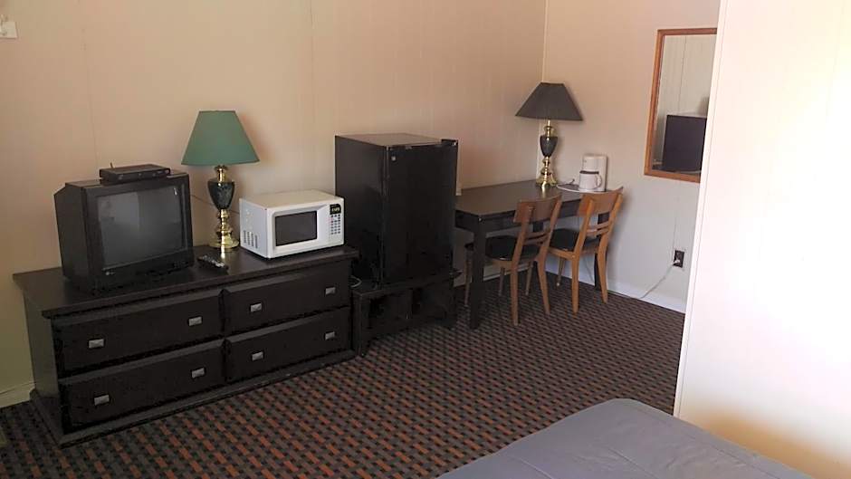 Bay Lake Inn - Frontiersman Motel