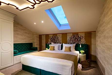 Deluxe Double Room with King Bed and City View - Non-Smoking