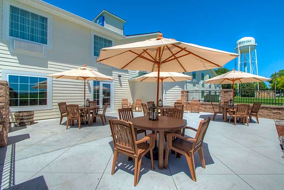 Cobblestone Inn & Suites - Holyoke