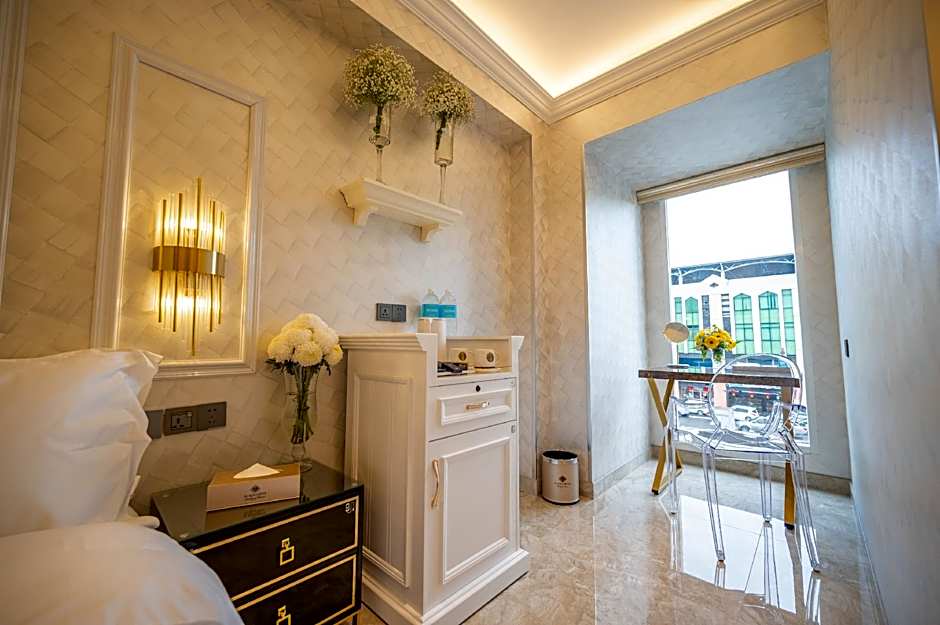 A Residence @ Between Hilton & Cititel Hotel