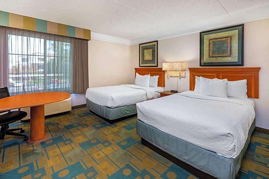 Photo 1 of 1 of 2 Double Beds, Mobility Accessible, Grab Bars, Bathtub