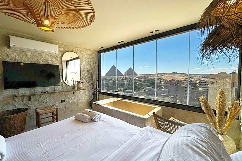 The 2 BDR Pyramids Vista w Bathtub