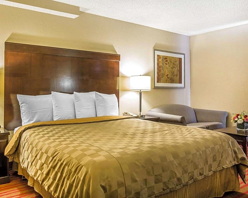 Rodeway Inn and Suites Bakersfield