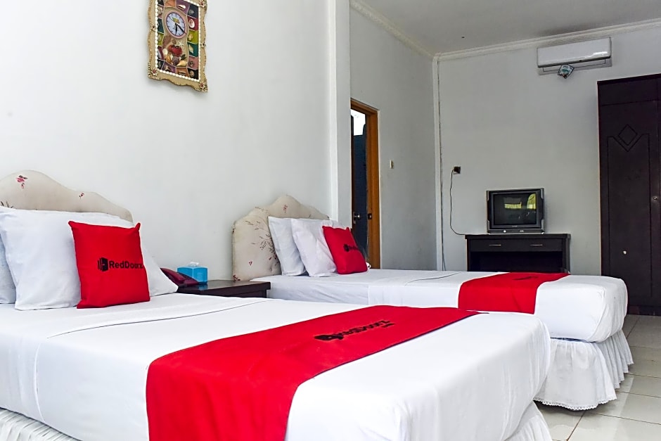 RedDoorz Plus @ Tirta Kencana Hotel