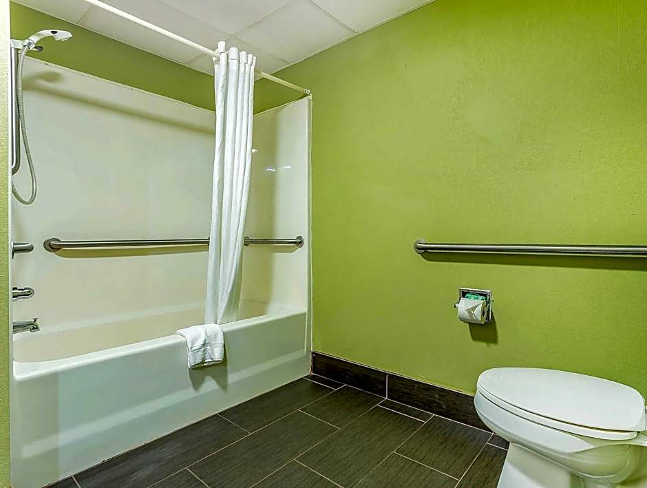 Quality Inn & Suites near Robins Air Force Base