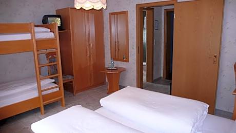 Family Room (2 Adults + 2 Children)