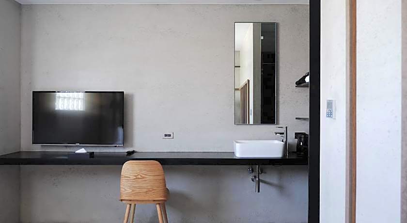 Bouti Waterfront Hotel