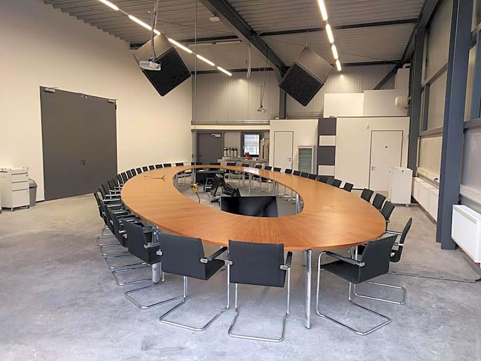 BUSINESS-MOTEL free WiFi & massage, air-con, XXL-Parking, Wallbox, Smart TV, Video-Security