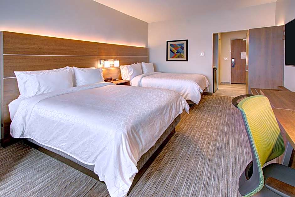Photo 1 of 2 of 2 Queen Beds, Lake View