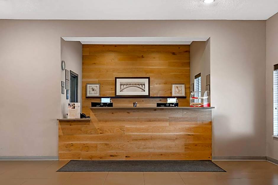 Country Inn & Suites by Radisson, West Bend, WI
