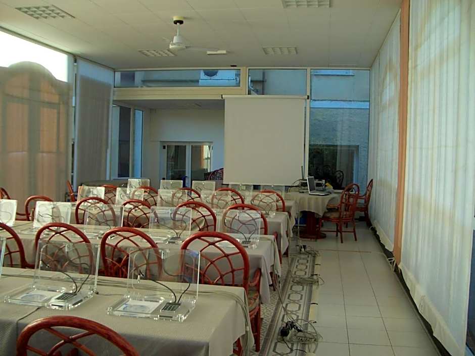 Hotel Riviera 3 Stelle con piscina estiva gratuita e garage a pagamento