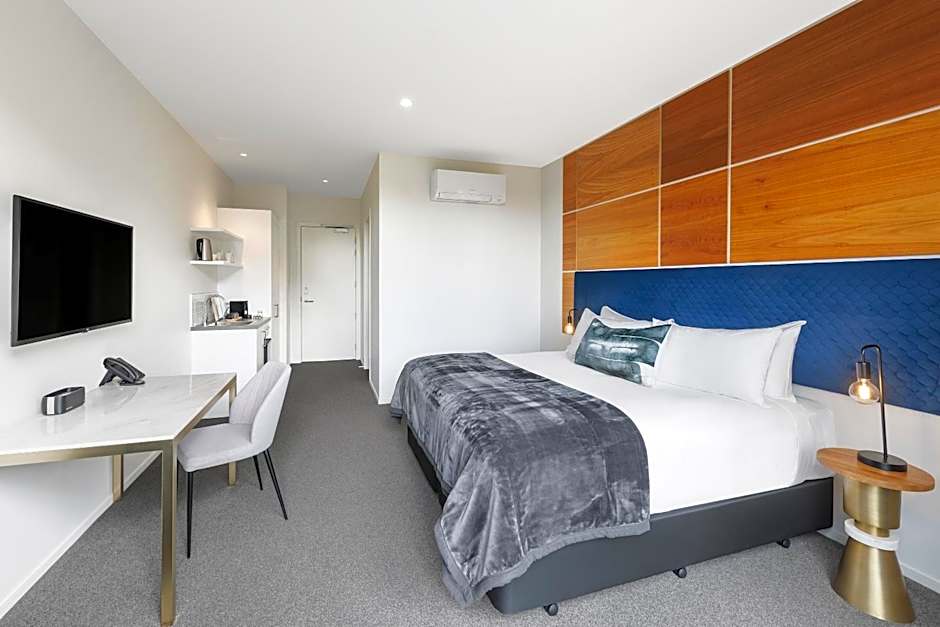 Hidden Lake Hotel & Apartments