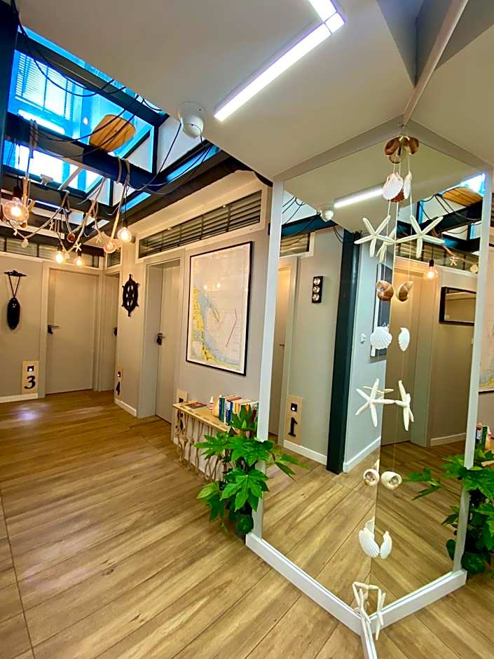 Thruster - Rooms, Kitchen, Chill-Out Zone-Netflix, Lobby-Netflix