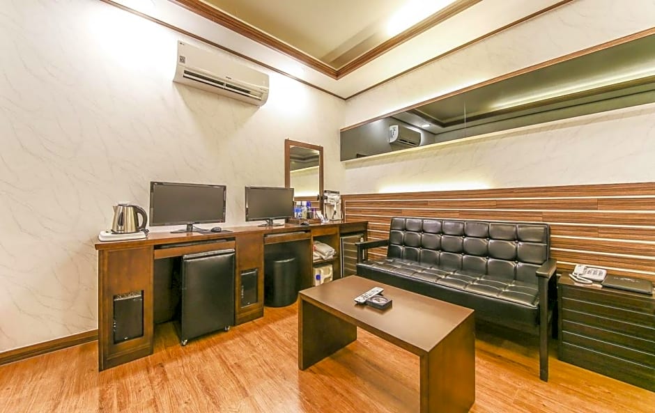 H  Hotel