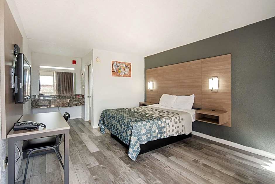 Econo Lodge Inn & Suites Bricktown