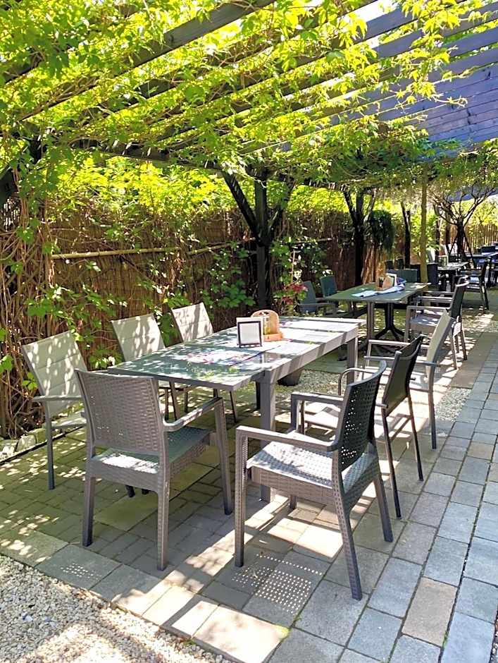 Old Tree Home & Restaurant